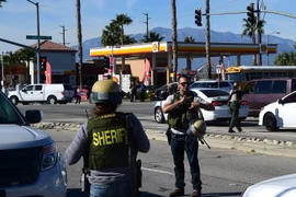 Cảnh sát làm nhiệm vụ tại hiện trường vụ xả súng ở San Bernardino. (Ảnh: AFP/TTXVN)