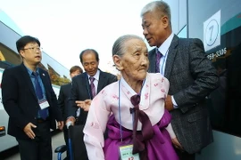 Cụ Kwon Oh-hee, 97 tuổi, người cao tuổi nhất trong nhóm đoàn tụ đầu tiên tới Triều Tiên gặp mặt người thân ly tán trong chiến tranh. (Ảnh: Yonhap/TTXVN)