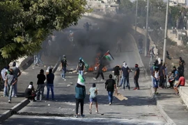 Cuộc đụng độ giữa người Palestine và lực lượng an ninh Israel tại Đông Jerusalem ngày 4/10. (Ảnh: Reuters/TTXVN)