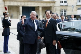 Chủ tịch Thượng viện Pháp Gerad Larcher chào đón Thủ tướng Nguyễn Tấn Dũng. (Ảnh: Đức Tám/TTXVN)