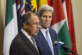Ngoại trưởng Nga Sergei Lavrov (trái) và Ngoại trưởng Mỹ John Kerry phát biểu sau cuộc gặp bên lề Hội đồng Bảo an Liên hợp quốc. (Ảnh: Reuters/TTXVN)