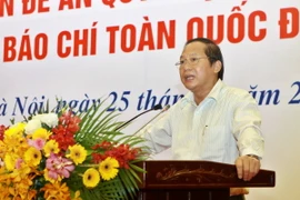 Ông Trương Minh Tuấn, Thứ trưởng Bộ Thông tin và Truyền thông giới thiệu nội dung đề án. (Ảnh: Minh Quyết/TTXVN)