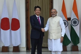 Thủ tướng Nhật Bản và Ấn Độ ký thỏa thuận về tự do hàng hải ở Biển Đông. (Ảnh: AFP/TTXVN)