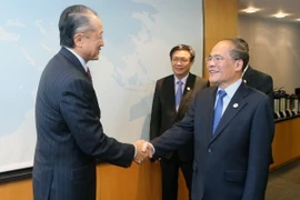 Chủ tịch Quốc hội Nguyễn Sinh Hùng gặp ông Jim Yong Kim, Chủ tịch WB. (Ảnh: Nhan Sáng/TTXVN)