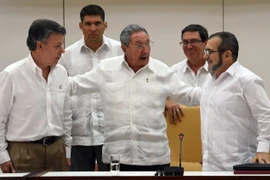 Tổng thống Colombia Juan Manuel Santos (trái), Thủ lĩnh FARC Timoleon Jimenez (phải) và Chủ tịch Cuba Raul Castro (giữa) tại vòng đàm phán thứ 40 ở Cuba. (Ảnh: AFP/TTXVN)