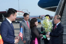 Cán bộ nhân viên Đại sứ quán Việt Nam tại Hoa Kỳ đón Chủ tịch Quốc hội Nguyễn Sinh Hùng tại sân bay Logan International. (Ảnh: Nhan Sáng/TTXVN)