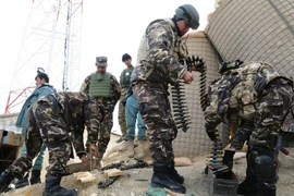 Binh sỹ Afghanistan tham gia chiến dịch truy quét khủng bố. (Ảnh: THX/TTXVN)