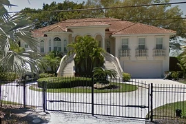 Cậu bé bị thang máy nghiến chết khi đang đi tìm thú cưng