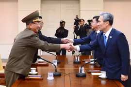 Một cuộc thảo luận giữa quan chức cấp cao hai miền Triều Tiên. (Ảnh: AFP/TTXVN)