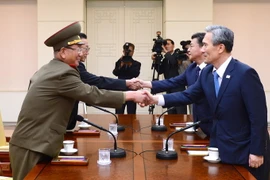 Một cuộc thảo luận giữa quan chức cấp cao hai miền Triều Tiên. (Ảnh: AFP/TTXVN)