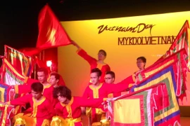 Tiết mục văn nghệ do các sinh viên Việt Nam tự biên đạo và biểu diễn. (Ảnh: Vietnam+)