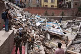 Người Việt công tác ở Nepal hiến máu giúp nạn nhân động đất