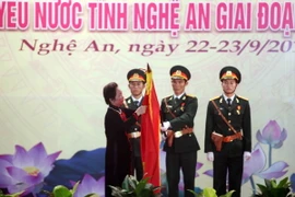 Phó Chủ tịch nước Nguyễn Thị Doan trao tặng Huân chương Lao động hạng Nhất của Chủ tịch nước cho Đảng bộ, Chính quyền, quân và dân tỉnh Nghệ An. (Ảnh: Thanh Tùng/TTXVN)