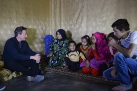 Thủ tướng Anh David Cameron thăm khu định cư cho người tị nạn Syria ở thung lũng Bekaa, Liban ngày 14/9. (Ảnh: AFP/TTXVN)