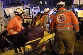 Cứu hộ chuyển người bị thương trong vụ khủng bố ở nhà hát Bataclan, Paris ngày 13/11. (Ảnh: AFP)