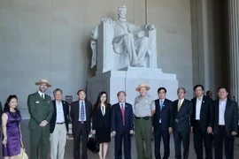 Chủ tịch Quốc hội Nguyễn Sinh Hùng thăm Đài tưởng niệm cố Tổng thống Abraham Lincoln. (Ảnh: Nhan Sáng/TTXVN)