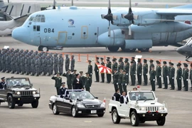 Thủ tướng Nhật Bản Shinzo Abe dự lễ duyệt binh của Lực lượng phòng vệ Nhật Bản. (Ảnh: AFP/TTXVN)