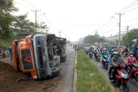 TP Hồ Chí Minh: Xe container nổ lốp, lật ngang giữa đường
