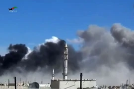 Khói bốc lên từ các cuộc không kích tại thị trấn Talbisseh, tỉnh Homs, Syria ngày 30/9. (Ảnh: AFP/TTXVN)