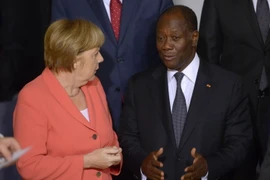 Thủ tướng Đức Angela Merkel và Tổng thống Côte d'Ivoire Alassane Ouattara tại hội nghị. (Ảnh: AFP/TTXVN)