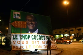 Tấm banner của một ứng viên tranh cử tổng thống ở Côte d'Ivoire. (Ảnh: AFP)