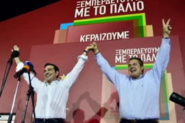 Lãnh đạo Đảng Syriza Alexis Tsipras (trái) và lãnh đạo Đảng ANEL Panos Kamenos chia sẻ niềm vui chiến thắng. (Ảnh: AFP/TTXVN)