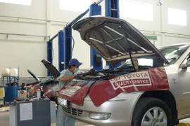 Nhân viên Toyota bảo dưỡng định kỳ cho các loại xe của hãng. (Ảnh: Văn Xuyên/Vietnam+)