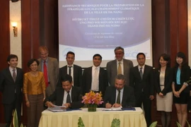 Lễ ký kết Dự án hỗ trợ kỹ thuật xây dựng chiến lược ứng phó với biến đổi khí hậu giữa thành phố Đà Nẵng và AFD. (Ảnh: TTXVN)