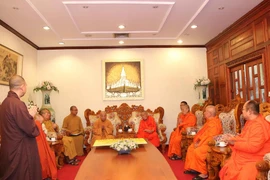 Đoàn đại biểu cấp cao Trung ương Giáo hội Phật giáo Việt Nam (trái) làm việc với Đoàn đại biểu Liên minh Giáo hội Phật giáo Lào. (Ảnh: Phạm Kiên/Vietnam+)