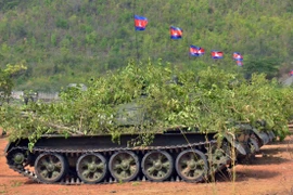 Việt Nam viện trợ Campuchia mở xưởng sửa chữa xe tăng