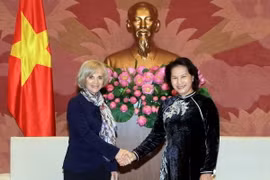 Phó Chủ tịch Quốc hội Nguyễn Thị Kim Ngân tiếp Chủ nhiệm Ủy ban Đối ngoại Quốc hội Cộng hòa Pháp Elisabeth Guigou. (Ảnh: TTXVN)