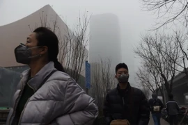 Khói mù bao phủ thủ đô Bắc Kinh ngày 22/12. (Ảnh: AFP/TTXVN)