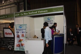 Gian trưng bày sản phẩm của một doanh nghiệp thủy sản Việt Nam tại hội chợ Fine Food. (Ảnh: Khánh Linh/Vietnam+)