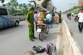 Khám nghiệm hiện trường vụ tai nạn. (Ảnh: TTXVN)