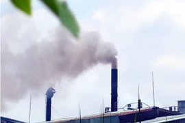 Khí thải từ một nhà máy gây ô nhiễm môi trường. (Ảnh: Hoàng Hải/TTXVN)