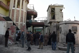 Lực lượng an ninh Afghanistan tại hiện trường vụ tấn công gần Đại sứ quán Tây Ban Nha ở thủ đô Kabul. (ẢNh: AFP/TTXVN)
