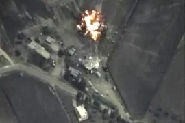 Các vụ không kích của không quân Nga vào các mục tiêu dưới mặt đất của IS tại vùng núi ở Syria ngày 30/9. (Ảnh: Reuters/TTXVN)