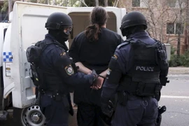 Cảnh sát liên bang Australia bắt giữ một nghi phạm ở Sydney. (Ảnh: Reuters/TTXVN)