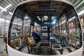 Dây chuyền sản xuất khung xe ôtô tại nhà máy Samco. (Ảnh: An Hiếu/TTXVN)