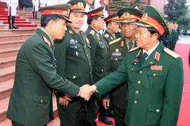 Đại tướng Đỗ Bá Tỵ, Tổng Tham mưu trưởng Quân đội nhân dân Việt Nam tiếp Đoàn Quốc phòng Lào. (Ảnh: TTXVN)