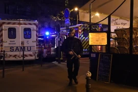 Cảnh sát chống bạo động phong tỏa bên ngoài nhà hát Bataclan sau vụ tấn công ngày 13/11. (Ảnh: AFP/TTXVN)