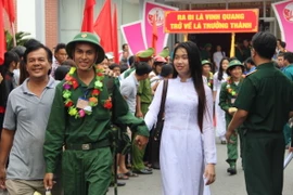 Người thân tiễn các thanh niên thành phố Vị Thanh (Hậu Giang) lên đường nhập ngũ. (Ảnh: Xuân Dự/TTXVN)