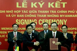 Tổng Thanh tra Chính phủ Huỳnh Phong Tranh và Chủ tịch Ủy ban chống tham nhũng Myanmar U Mya Win ký Bản ghi nhớ. (Ảnh: Nguyễn Dân/TTXVN)
