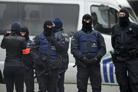 Cảnh sát Bỉ tiến hành chiến dịch truy quét khủng bố tại Rue Delaunoy thuộc Brussels ngày 16/11. (Ảnh: AFP/TTXVN)