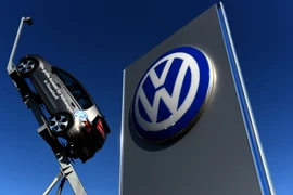 Logo hãng Volkswagen tại một chi nhánh ở Duesseldorf, miền tây nước Đức. (Ảnh: AFP/TTXVN)