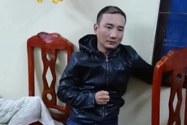 Đối tượng Ngô Văn Phương cùng số ma túy đá vận chuyển trái phép. (Ảnh: Nguyễn Hoàng/Vietnam+)