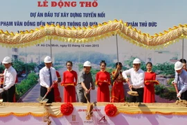 Lễ động thổ dự án đường nối Phạm Văn Đồng với nút giao Gò Dưa-Quốc lộ 1. (Ảnh: Xuân Tình/Vietnam+)