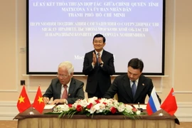 Chủ tịch nước Trương Tấn Sang chứng kiến lễ ký Thỏa thuận hợp tác giữa chính quyền tỉnh Moskva và Ủy ban nhân dân thành phố Hồ Chí Minh ngày 10/5. (Ảnh: Nguyễn Khang/TTXVN)