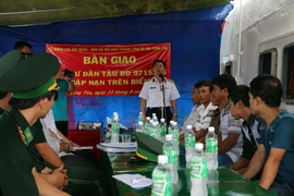 Hải quân bàn giao các ngư dân bị nạn cho Bộ đội biên phòng tỉnh Bà Rịa-Vũng Tàu. (Ảnh: TTXVN)