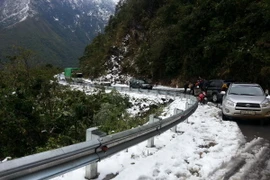 Sa Pa: Tuyết phủ trắng nhiều con đường, có nơi dày hơn 10cm